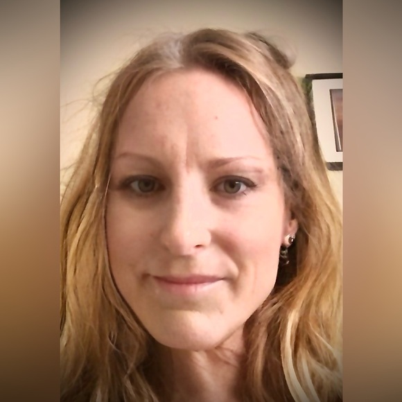 Meet your Posher, Cynthia - Picture 1 of 8